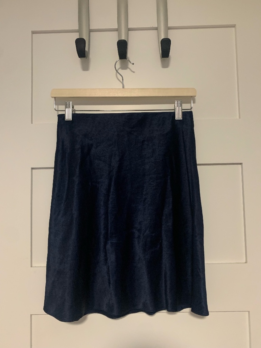 Aritzia Babaton Slip Satin Mini (size 4)